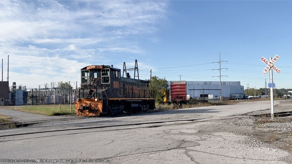 AB 1501 heads toward the stored cars.